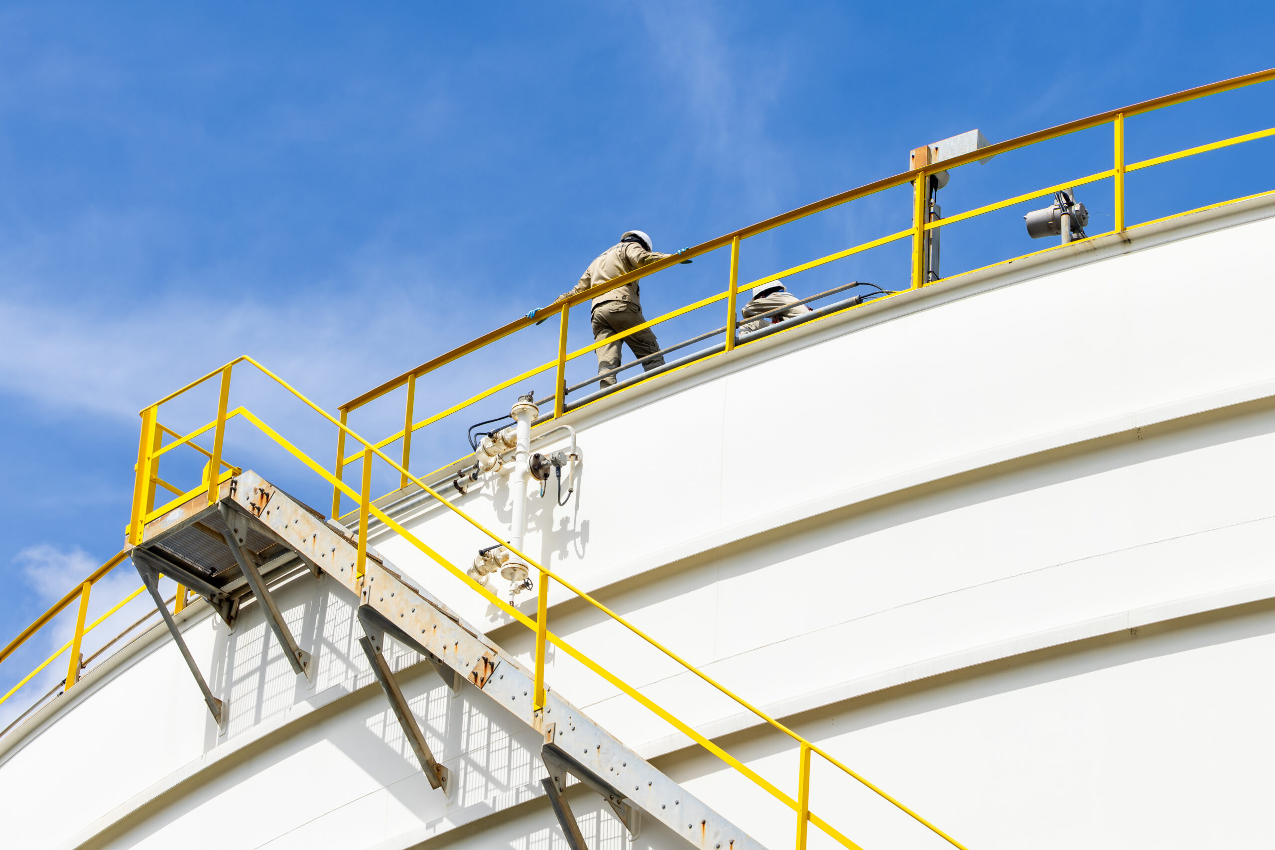 technician-scanning-tank-roof-with-ultrasonic-scanner